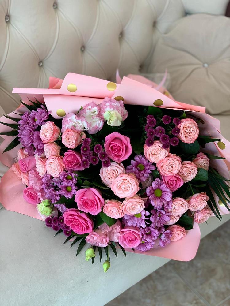 Букет цветов из: Хризантемы, Розы и Лизиантусы в Биробиджане