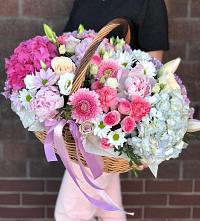 Цветочная композиция из Розы, Хризантемы, Пионы и Лизиантусы в корзине в Биробиджане