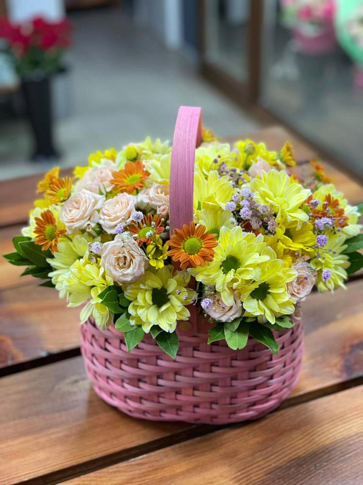 Цветочная композиция из Хризантемы и Розы в корзине в Биробиджане