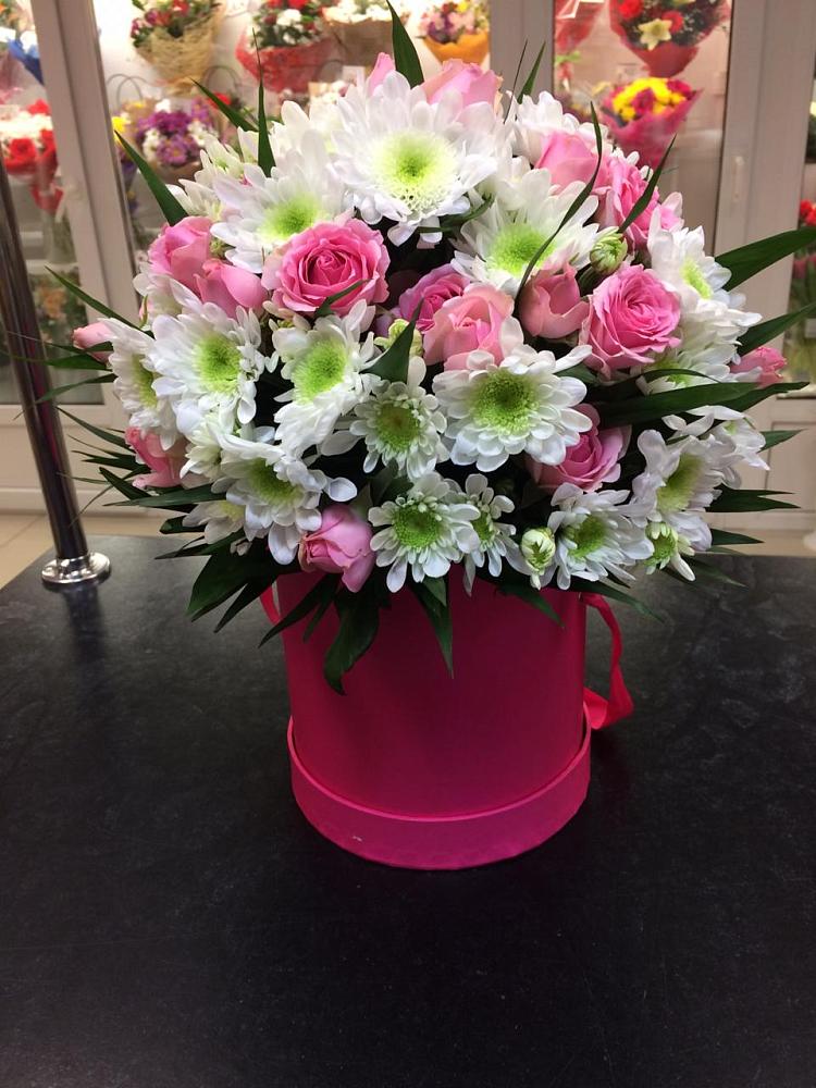 Цветочная композиция из Розы и Хризантемы в шляпной коробке в Биробиджане