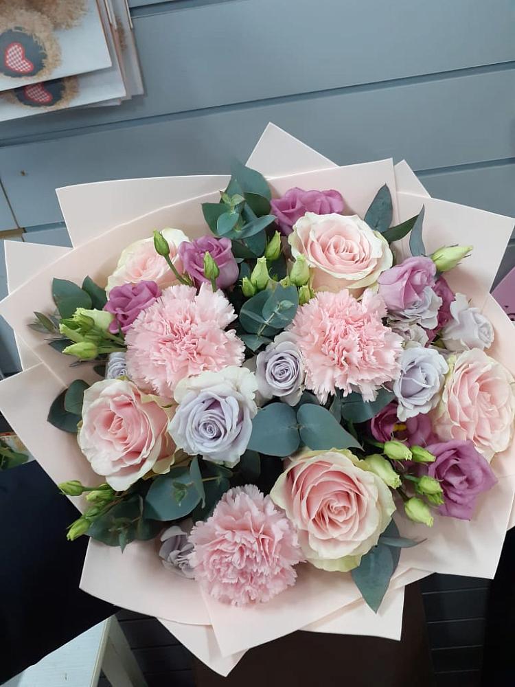 Букет цветов из: Розы, Гвоздики и Лизиантусы в Биробиджане